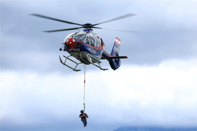 helicopter-8273398_1280